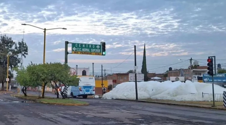 Aparece extraña capa de espuma en Av. Gabriela Mistral de Aguascalientes