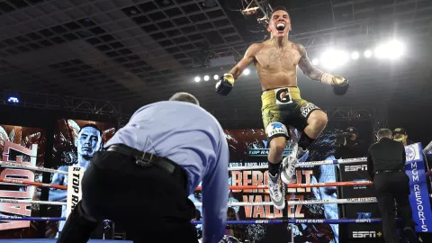 Óscar Valdez celebra su KO sobre Alacrán Berchelt