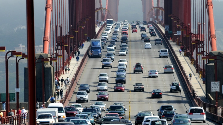 Autos atravesando el puente de San Francisco en California