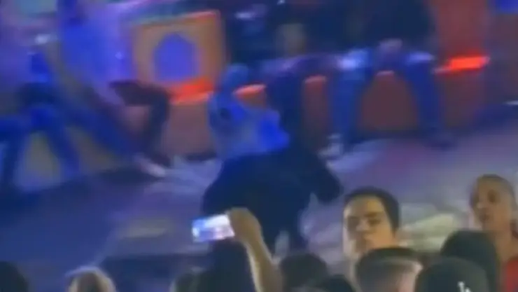 VIDEO Monja de la feria se CAE mientras bailaba en el juego mecánico