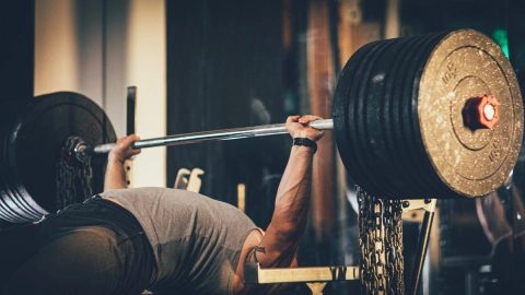 El press de banca es un método tradicional para hacer crecer el pecho