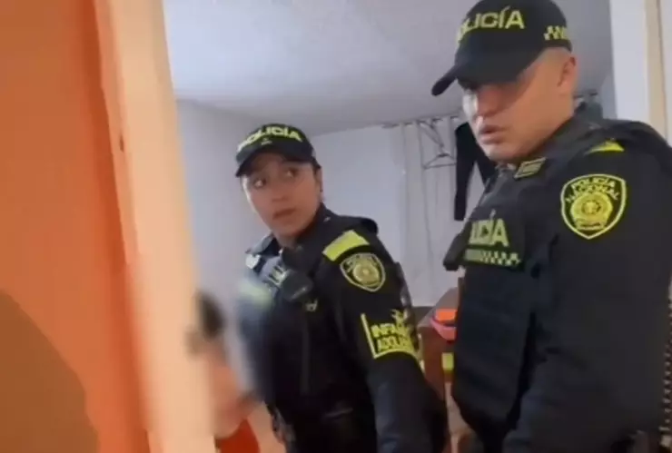 Rescate de niño que pedía comida desde una ventana en Suba, Colombia