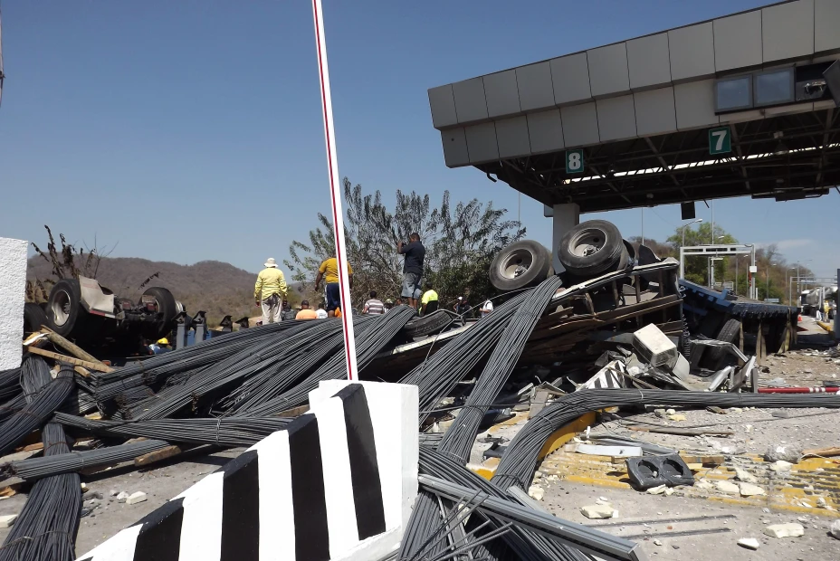 Tráiler choca en Autopista del Sol