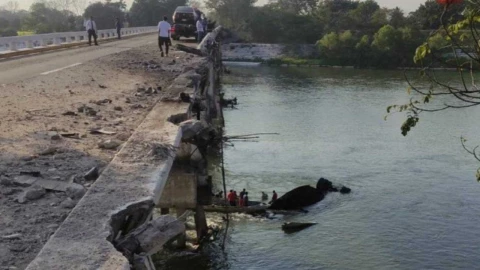 En Tabasco, un aparatoso accidente en la carretera Cárdenas Villahermosa terminó en tragedia