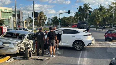 Tráfico en Cancún Fuerte accidente de tránsito en la avenida Bonampak.jpg