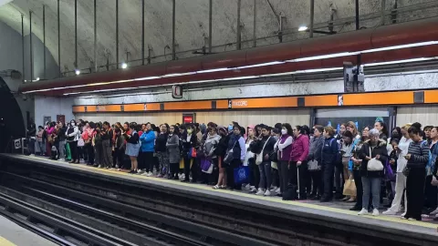 Este viernes se registran retrasos y aglomeraciones en el Metro CDMX