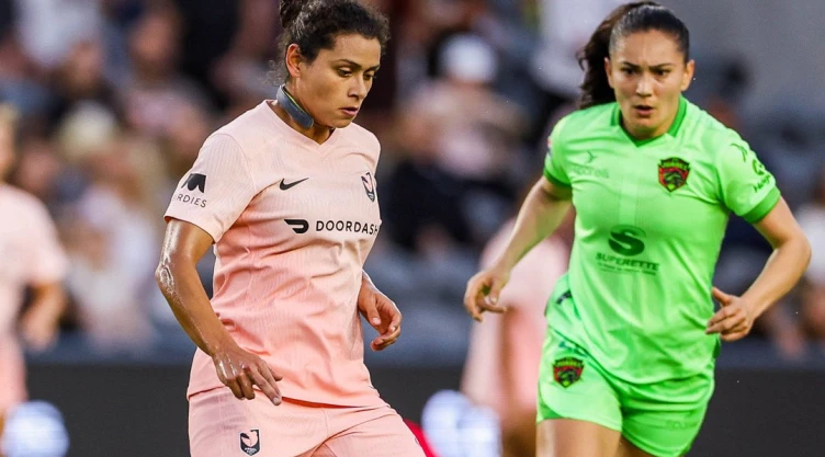 Desirée Monsiváis en amistoso contra el Angel City de la NWSL.jpg