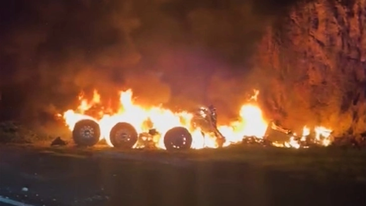 ¡Infernal! Vehículo de carga termina ardiendo en llamas tras fatal accidente en la Zona Metropolitana de Guadalajara