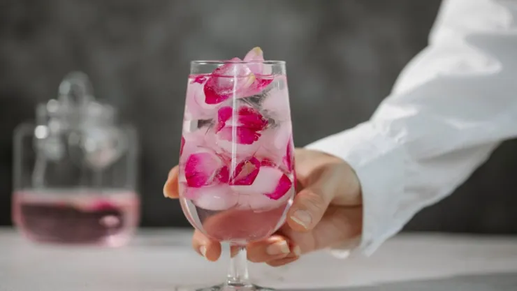 7 usos del tónico de agua de rosas en tus rutinas de belleza