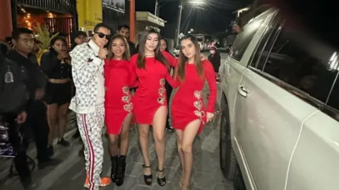 ¡Nueva temporada! Alex Marín presenta a sus nuevas 3 novias y enloquece a las redes