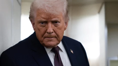 El presidente de Estados Unidos, Donald Trump, habla con periodistas sobre el Atlántico Norte mientras regresa a Washington del Foro Económico Mundial (FEM) en Davos, Suiza, a bordo del Air Force One, Estados Unidos, el 22 de enero de 2026.