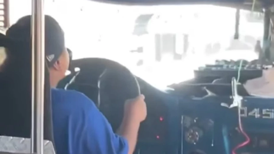 Niño es captado manejando camión de transporte público en Durango.