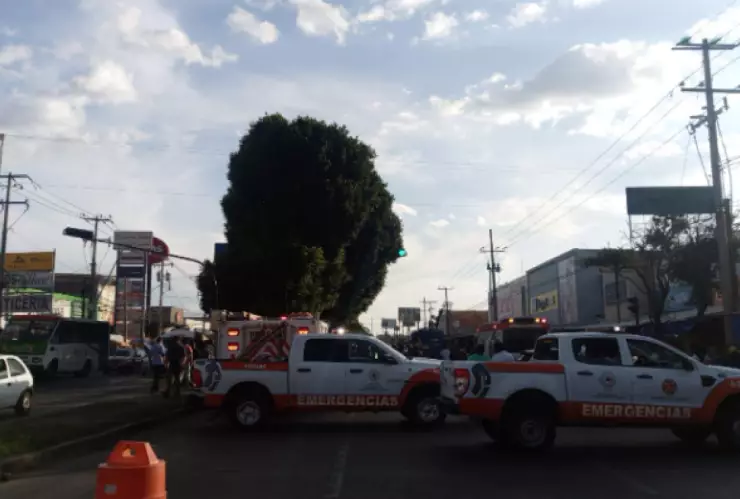 Tres carriles de la vialidad fueron cerrados por más de 2 horas mientras se atendía a los heridos