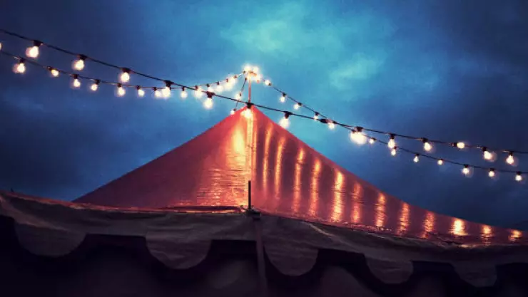 Graban a un fantasma afuera de un circo en México