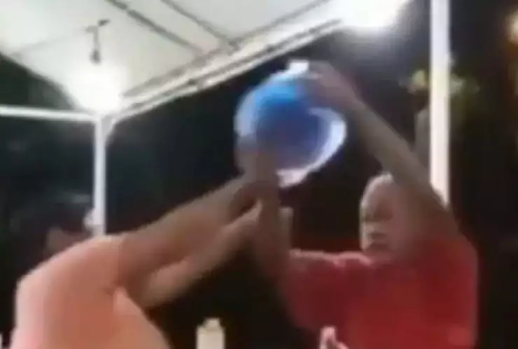 Video Hombre le tira tacos a su esposa, tras discusión.jp