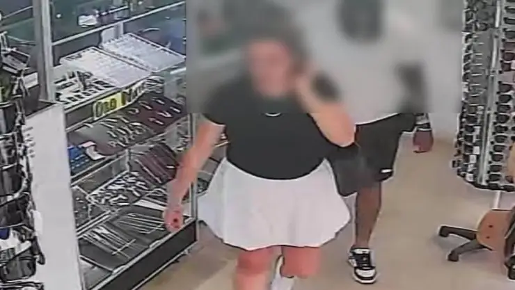 ¡Alarmante! Pareja ingresa a ESTABLECIMIENTO en Yucatán y ROBA anillo de ORO; esto se sabe