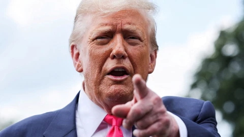 El presidente de EU expresó su decepción con Putin y dijo que enviará armas a Europa para apoyar a Kyiv. Además amenazó con imponer el 100% de aranceles si no hay un acuerdo de paz