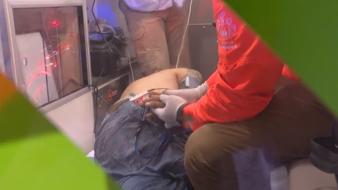 Atendieron en Guadalajara a un hombre que fue atravesado por una bala, misma que le sali&oacute; por el pechos.