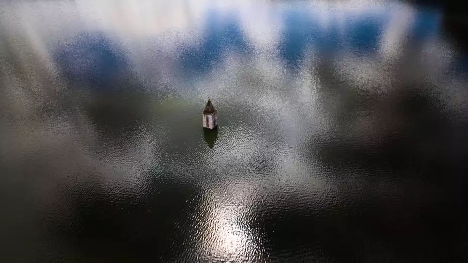 Campanario de una iglesia emerge del embalse Sau, en Barcelona, España.