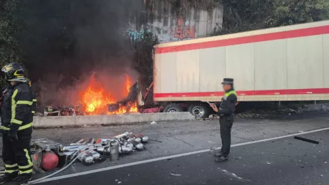 VIDEO | Tráiler se incendia tras chocar contra muro en la carretera México-Toluca; cierran varios carriles
