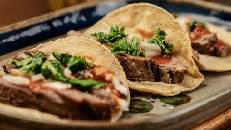El cilantro es uno de los ingredientes principales en los tacos, lo que afecta a las taquerías.