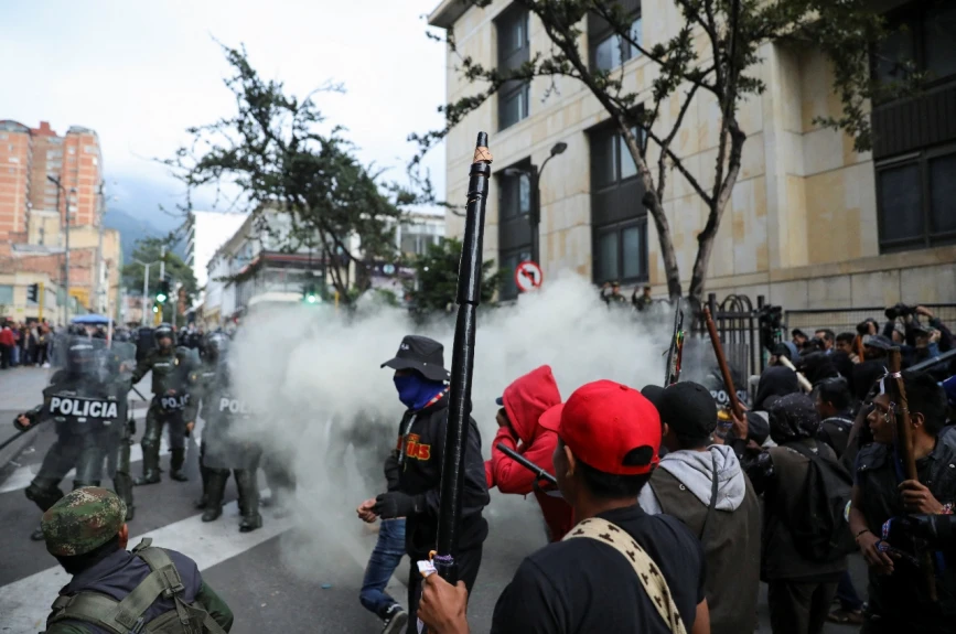 Manifestaciones en Colombia terminan en disturbios.
