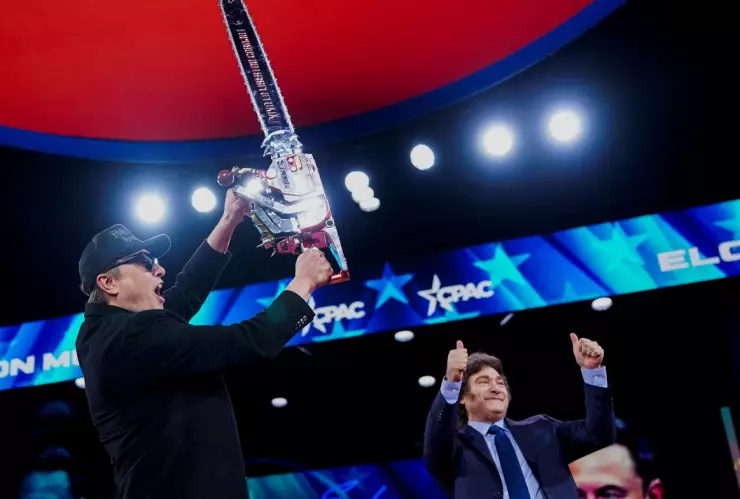 El presidente Javier Milei entrega su icónica motosierra a Elon Musk en Washington