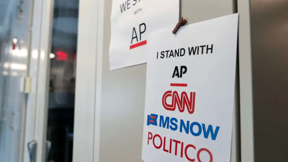 Cartel de apoyo a los medios de comunicación en la sala de prensa de la Casa Blanca.
