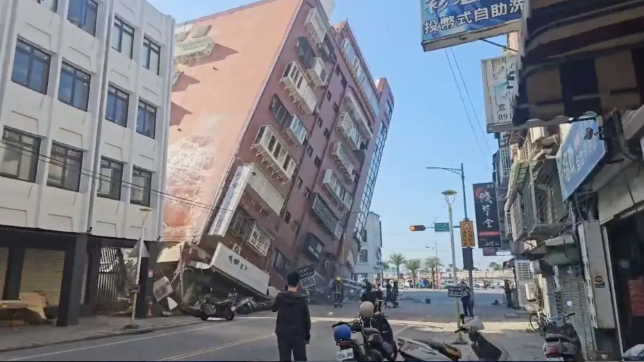 Daños en un edificio tras un sismo de 7.5 grados en Taiwán.