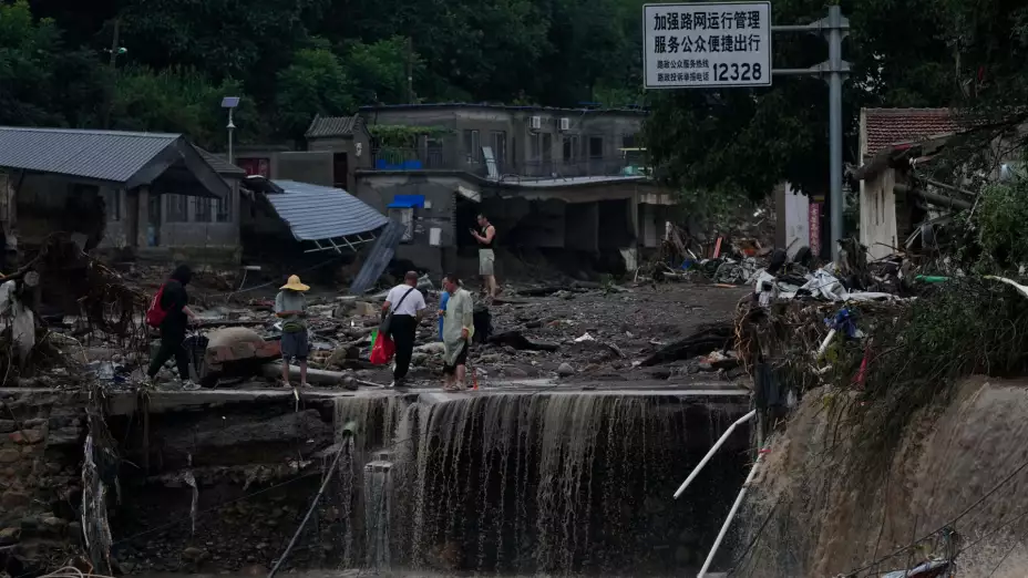 Poblado dañado por inundaciones en Beijing, China.