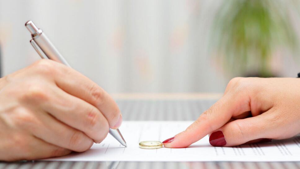 Joven estudia Derecho y lleva a cabo el divorcio de sus papás