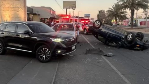 Tres vehículos involucrados en accidente con volcadura en Mexicali