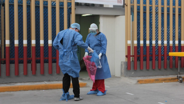 Médicos cambian de ropa de trabajo