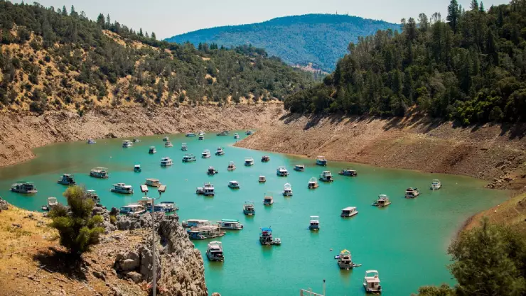 El fascinante lago de Oroville en California que alcanz&oacute; su m&aacute;ximo tope.