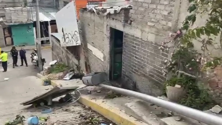 Camioneta se queda sin frenos y termina contra una casa en Ecatepec.jpg