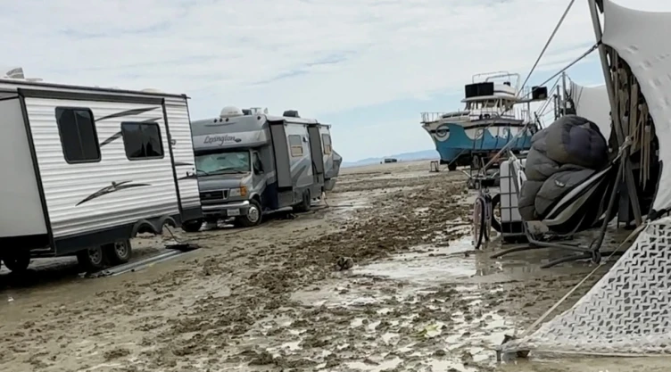 Asistentes al Burning Man quedan atrapados en una tormenta