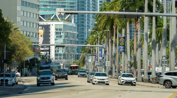 Autos avanzan por calle de Miami