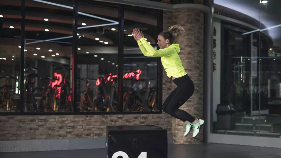 Video: ¡Terrible! Mujer muere al caer del tercer piso de un gimnasio al tropezar con una caminadora