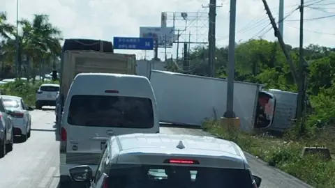 Tráfico en carretera Cancún-Puerto Morelos por accidente.jpg