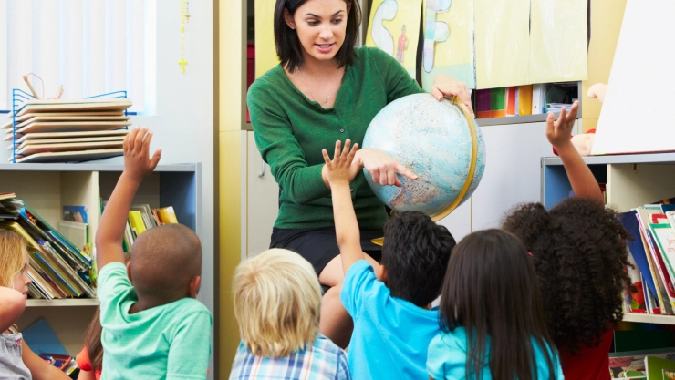 Una maestra da clases a niños