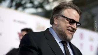 Guillermo Del Toro de perfil.jpg