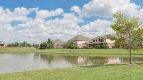 una vista de las casas residenciales en Pearland, TX.