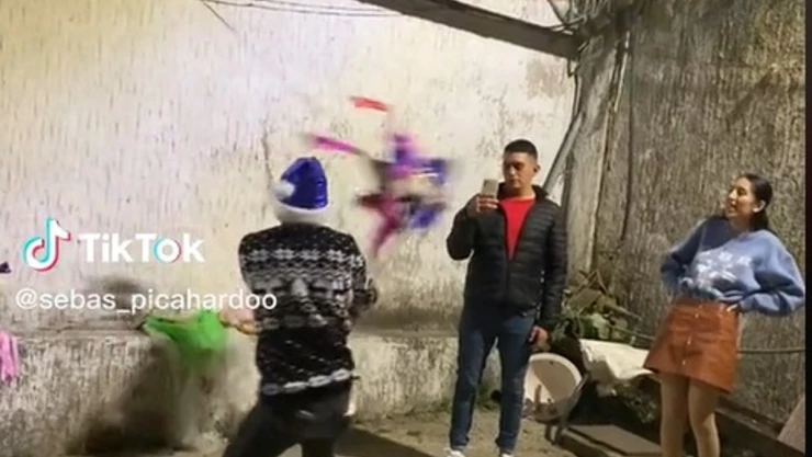 Joven es golpeao con piñata