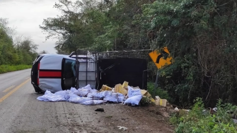 Fuerte accidente ocurre en la Mérida - Chetumal tras estallar la llanta de una camioneta