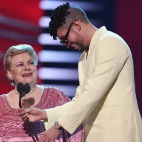 Con fiesta a media calle fans despiden a Paquita la del Barrio