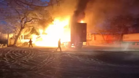 Reportan FUERTE INCENDIO en taller de tráilers de la Mérida-Umán