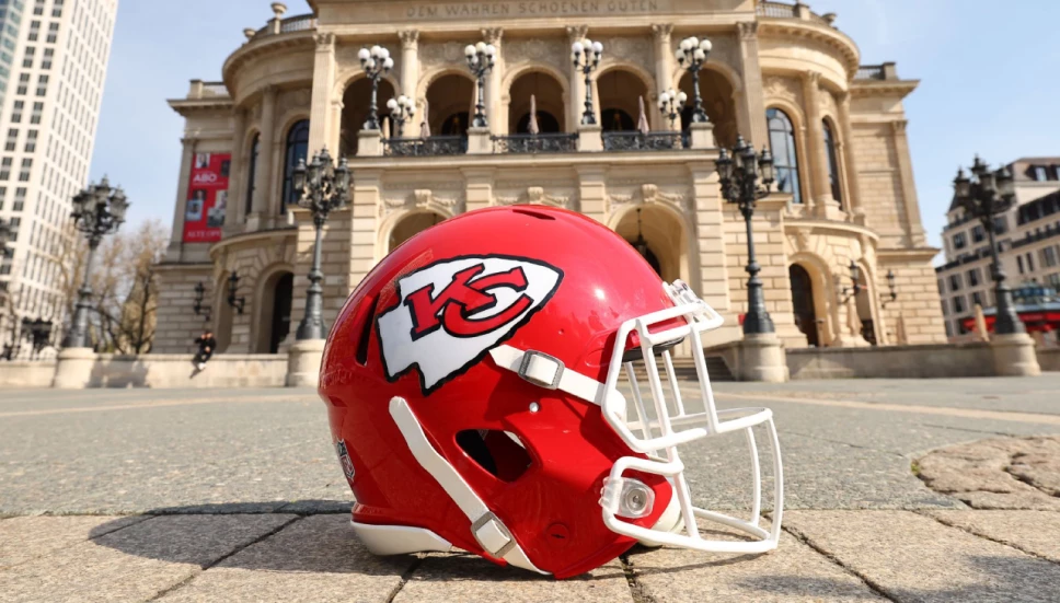 Casco de los Chiefs de Kansas City en Alemania durante la temporada 2023.