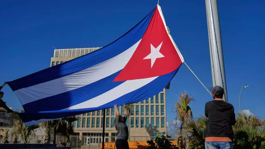 Bandera cubana a media asta en la Habana, Cuba.