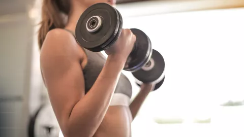 5 ejercicios para fortalecer los brazos que puedes hacer en casa