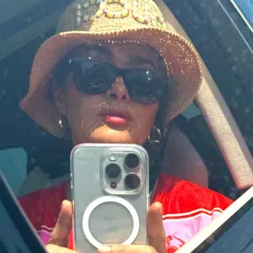 Salma Hayek imparte cátedra de cómo lucir un traje de baño de 2 piezas a mujeres de +50